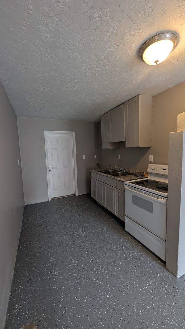 Building Photo - 2/1 home in sarasota, great location, and ...