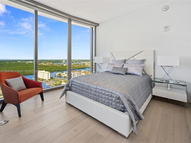 Building Photo - 15701 Collins Ave