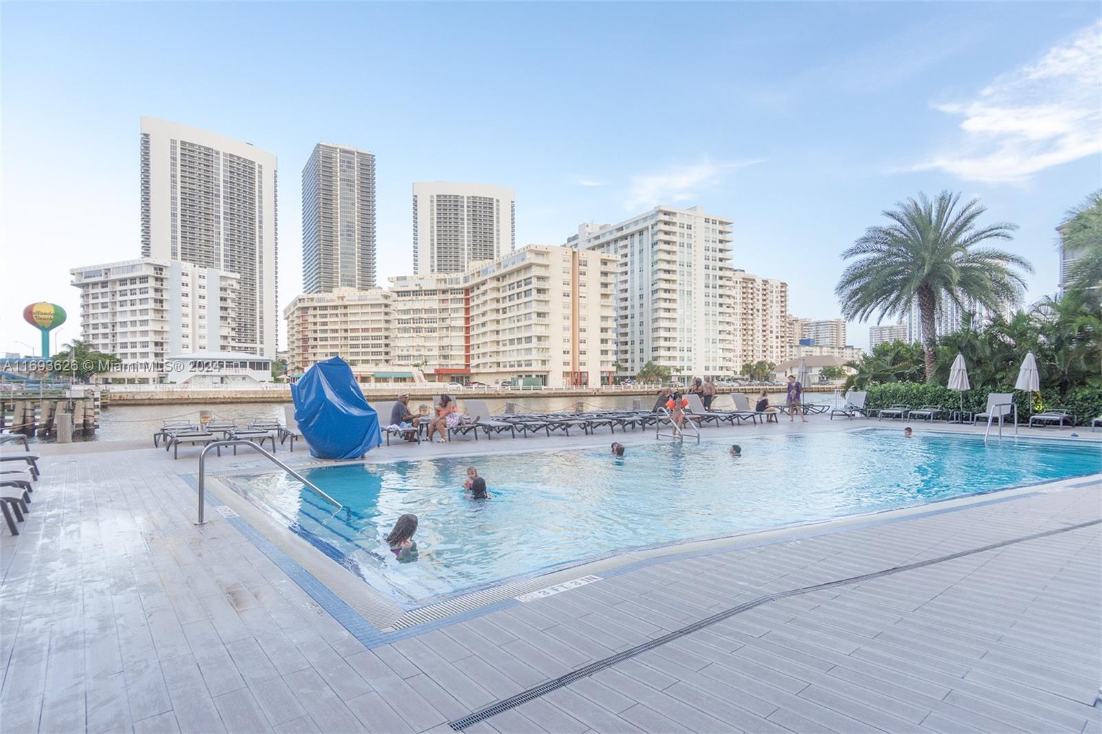 Building Photo - 2602 E Hallandale Beach Blvd