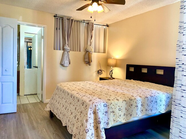 Building Photo - 3 bed / 3 bath furnished condo with ocean views!
