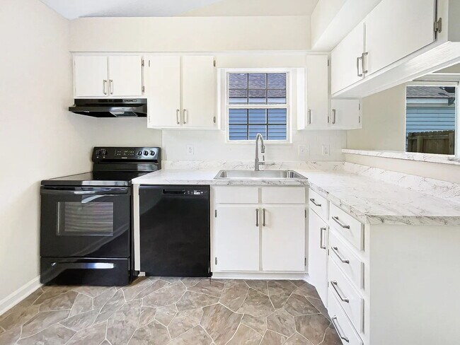 Building Photo - 3 bedroom 2 bathroom East Nashville!