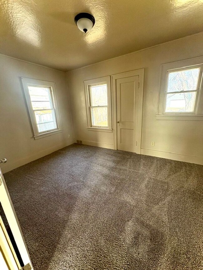 Building Photo - AVAILABLE NOW!