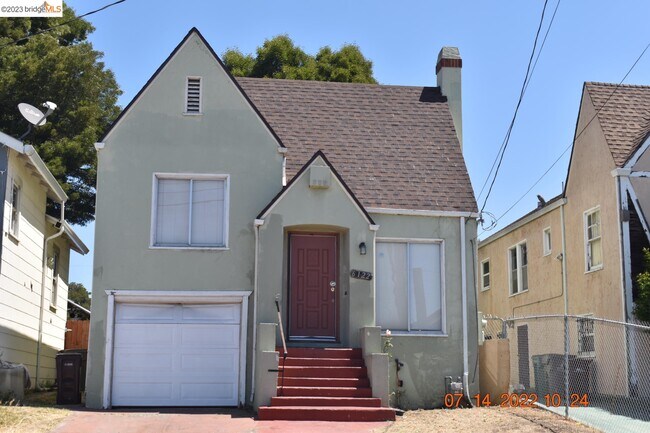 Building Photo - 6122 Bromley Ave