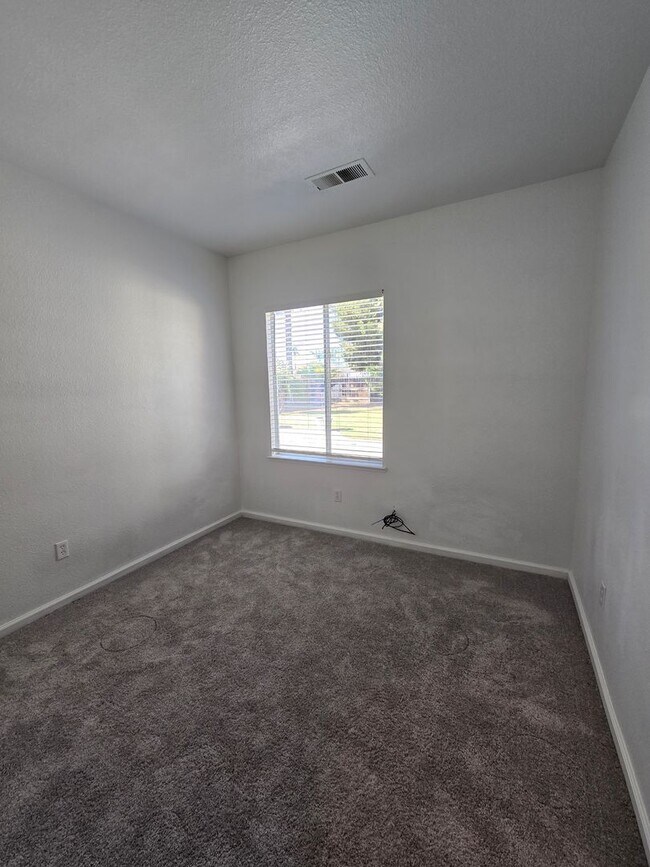 Building Photo - Home For Rent