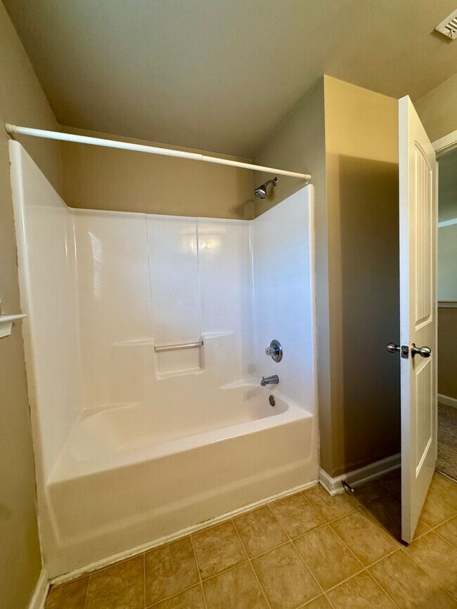 Building Photo - This beautiful 4-bedroom, 2.5-bath home Move-in ready and is waiting for you!