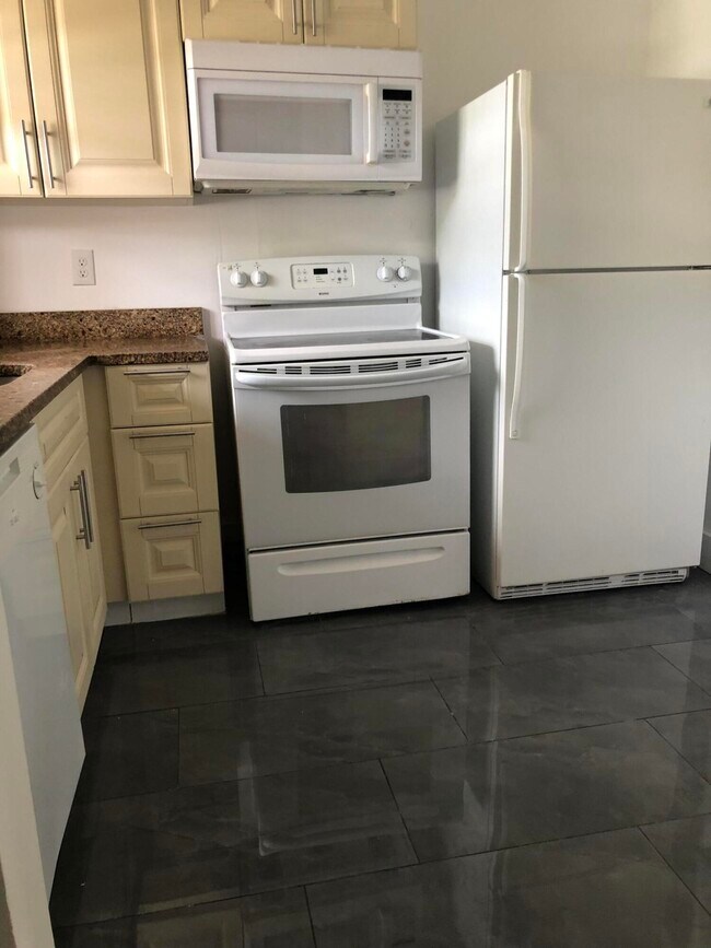 Building Photo - 6850 Royal Palm Blvd