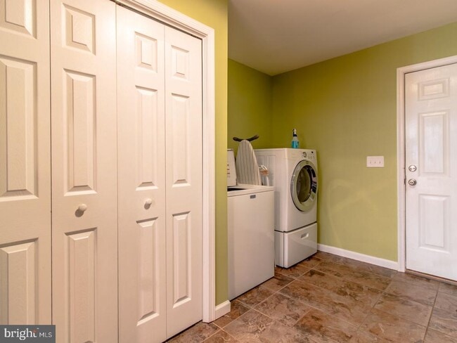 Building Photo - 21650 Beauchamp Ln