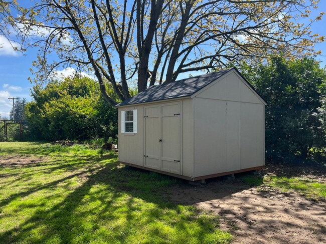 Building Photo - Junction City Farm Home - Yard Care Included!