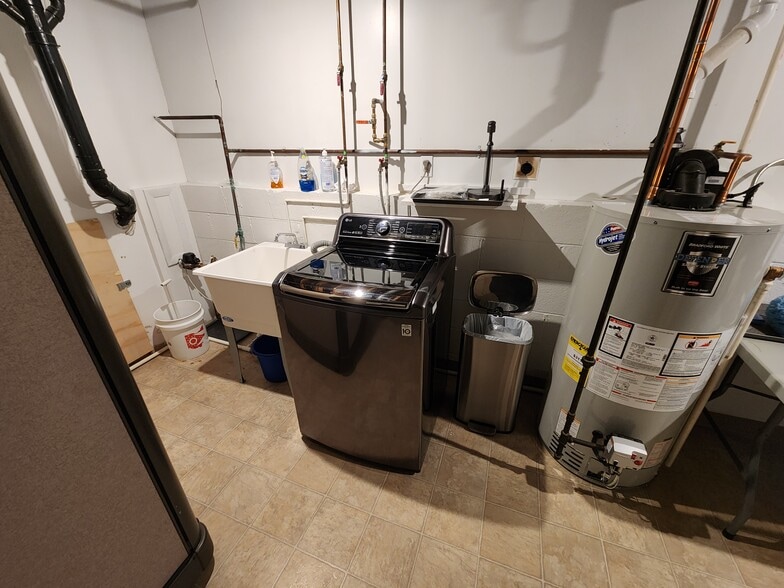 Included washing machine - 20311 Village Green Dr