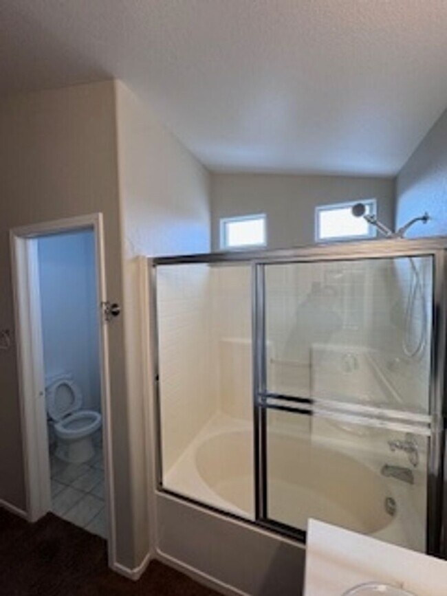 Building Photo - 3Bed/2.5Bath/2Car Residence located in North Las Vegas gated community!