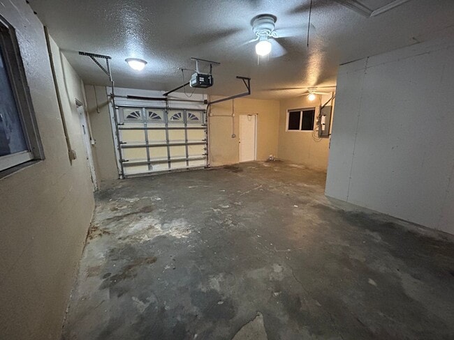 Building Photo - Beautiful Spacious Home with 4 Bedrooms, Y...