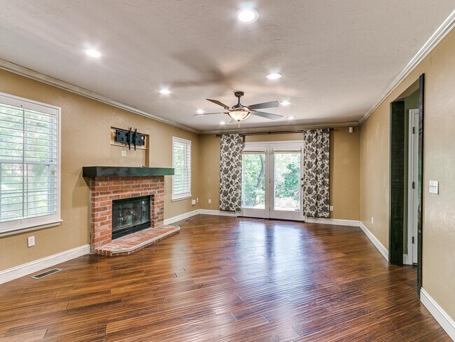 Building Photo - 1815 Chelsea Dr