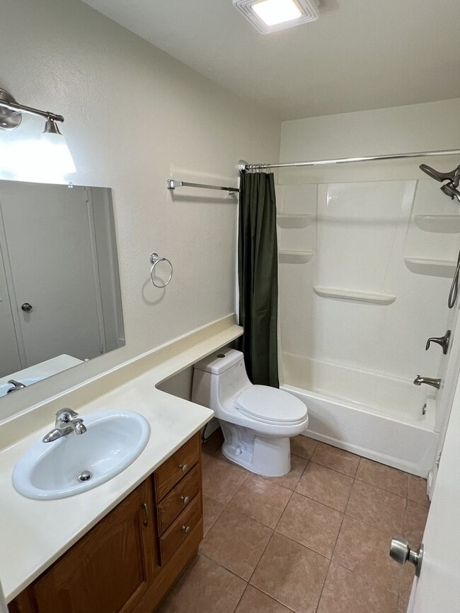 Building Photo - Fantastic 3 Bed 1.5 Bath End Unit Townhome in Orange!