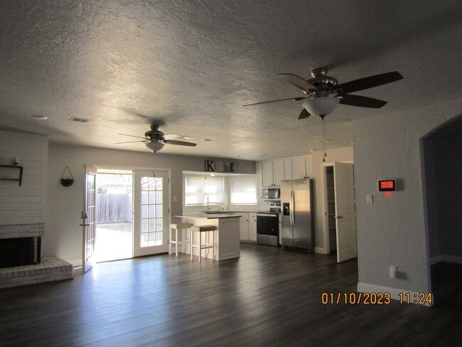 Building Photo - Great home located on the eastside, walking distance to MacArthur Schools.