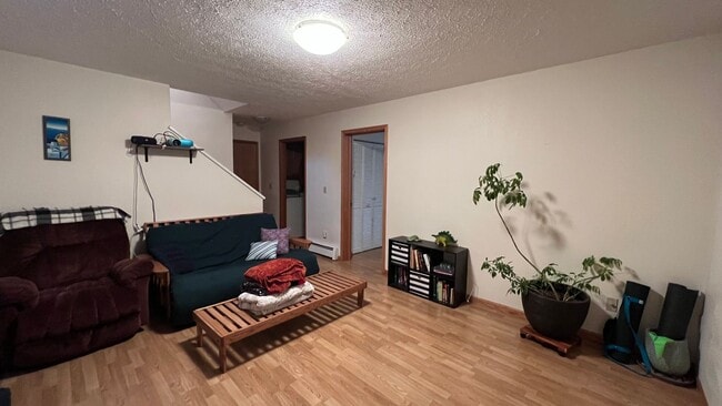 Building Photo - Single Family House off Turpin! 3 Bed/2 Ba...