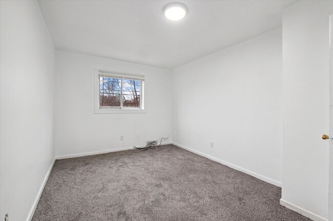 Building Photo - 3 bedroom 2 full bathrooms Warren $1,300