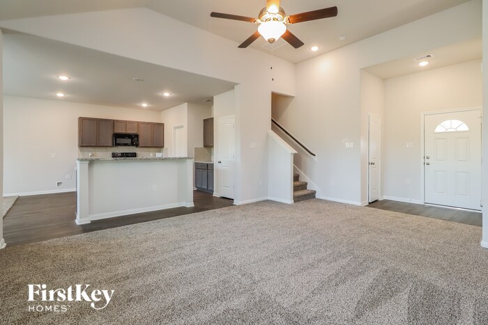 Building Photo - 14725 Country Club Dr