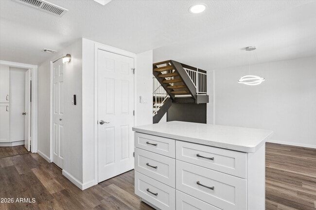 Building Photo - 8141 E Vista Dr