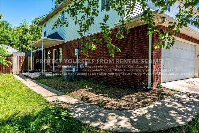 Building Photo - 2554 W Houston St