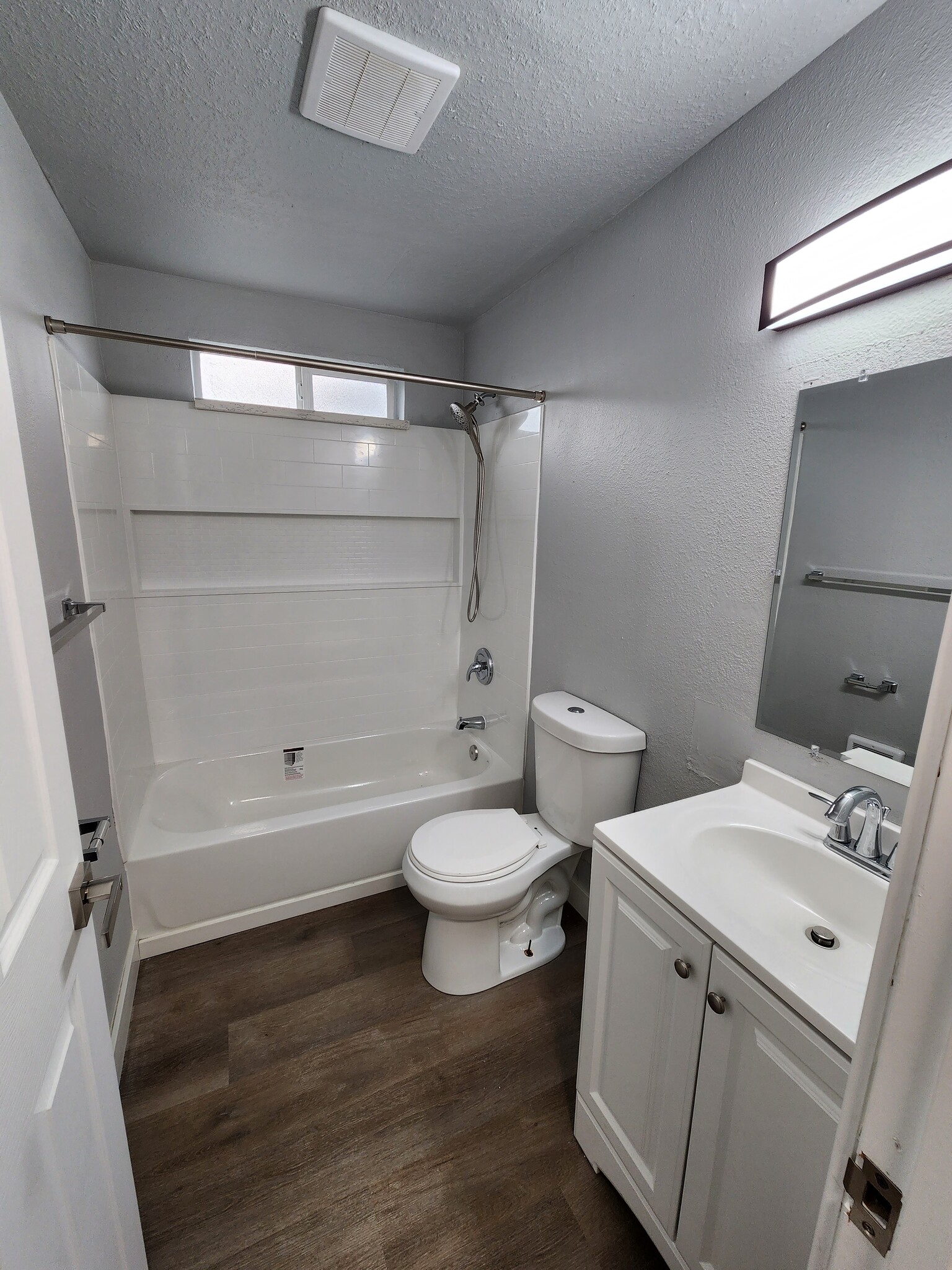 Building Photo - 819 E 2nd St