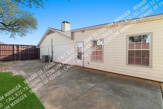 Building Photo - 2420 Majestic Dr