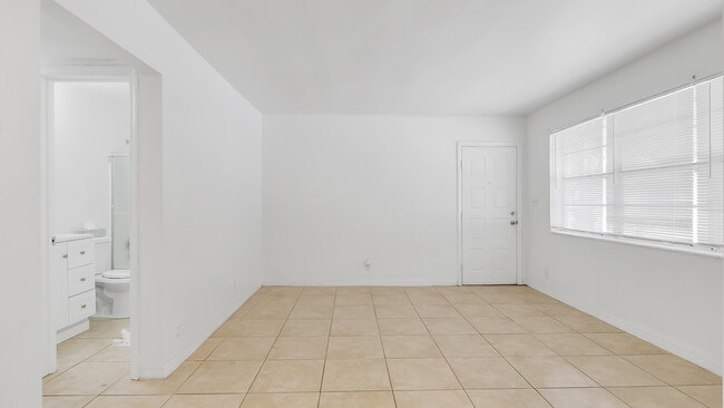 Building Photo - 711 SE 15th St