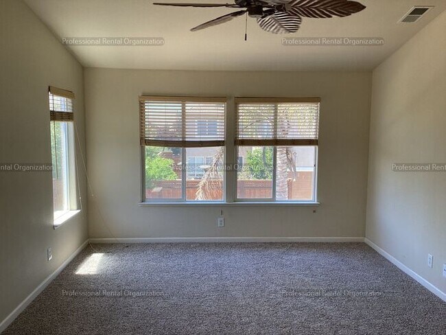 Building Photo - Large family home in desirable area