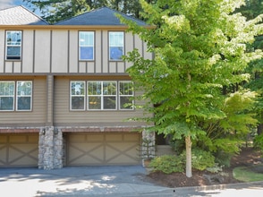Building Photo - Pristine Spacious 3 Bedroom Lake Oswego Townhome | Skylights, High Ceilings, and Mt. Park Trails ...
