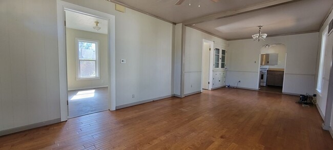 Building Photo - 2 Bedroom 1 Bath Home