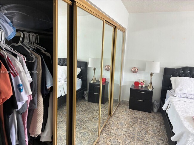 Building Photo - 141 NE 10th Ave