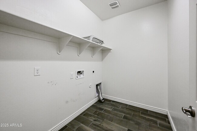 Building Photo - 2414 E Hazeltine Way