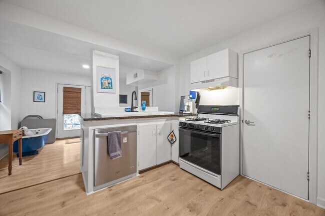 Building Photo - Charming 1 Bed, 1 Bath Duplex with Office/Flex Space near Five Points, Downtown Raleigh