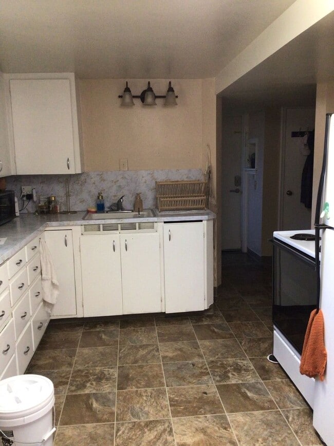 Building Photo - Charming basement apartment