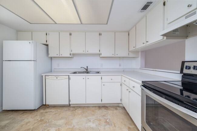 Building Photo - Intracoastal 2 bed/ 2 ba condo with lots o...