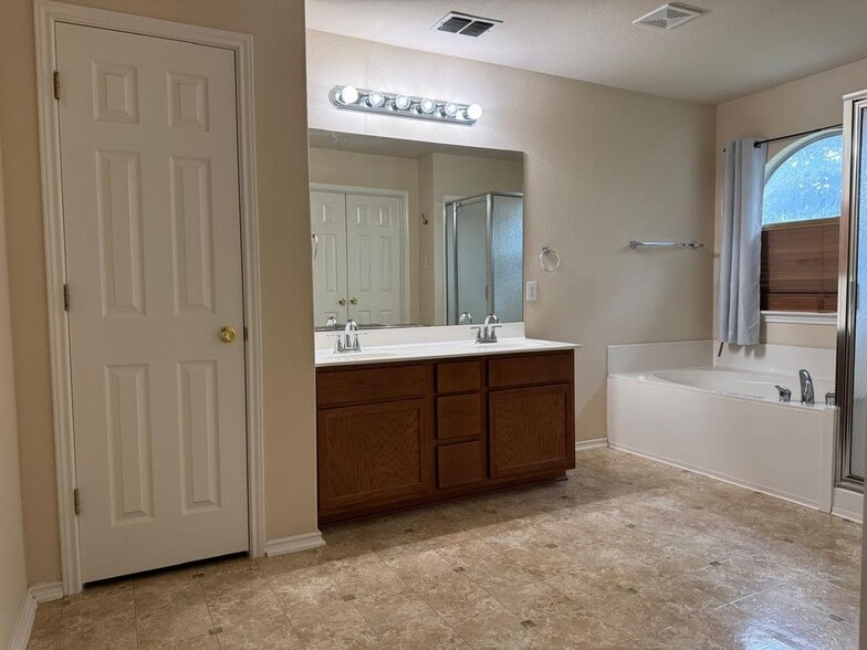 Building Photo - 4526 Darien Vista
