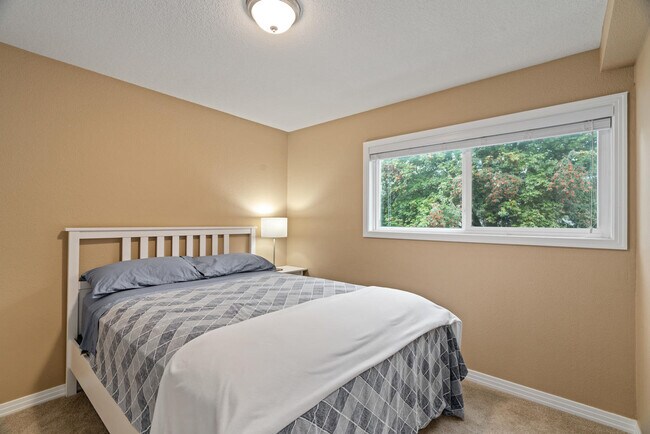 Building Photo - 4 Touchstone