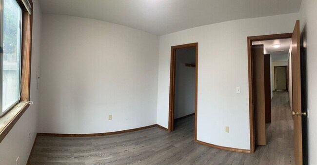 Building Photo - Duplex In Quiet Neighborhood