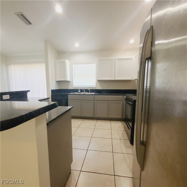 Building Photo - 777 Bedford Dr