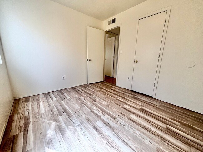 Building Photo - 117-113 General Arnold St NE