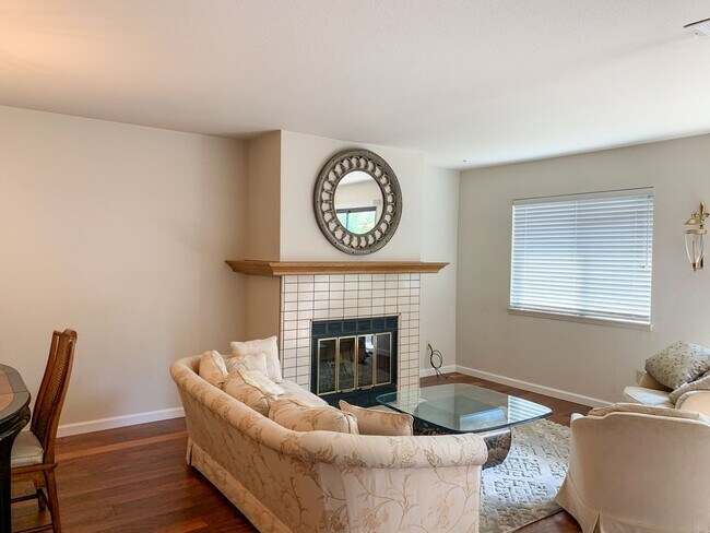 Building Photo - Lovely 2 Bedroom Hamilton Place Townhouse