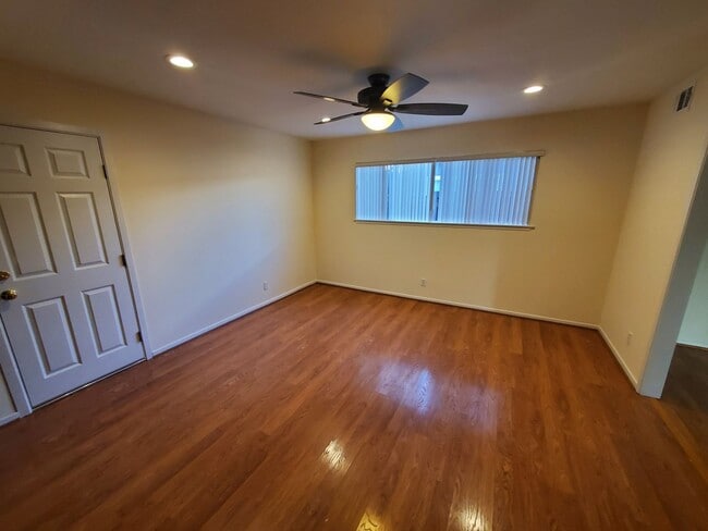 Building Photo - Wonderful Mid Century Home available for lease