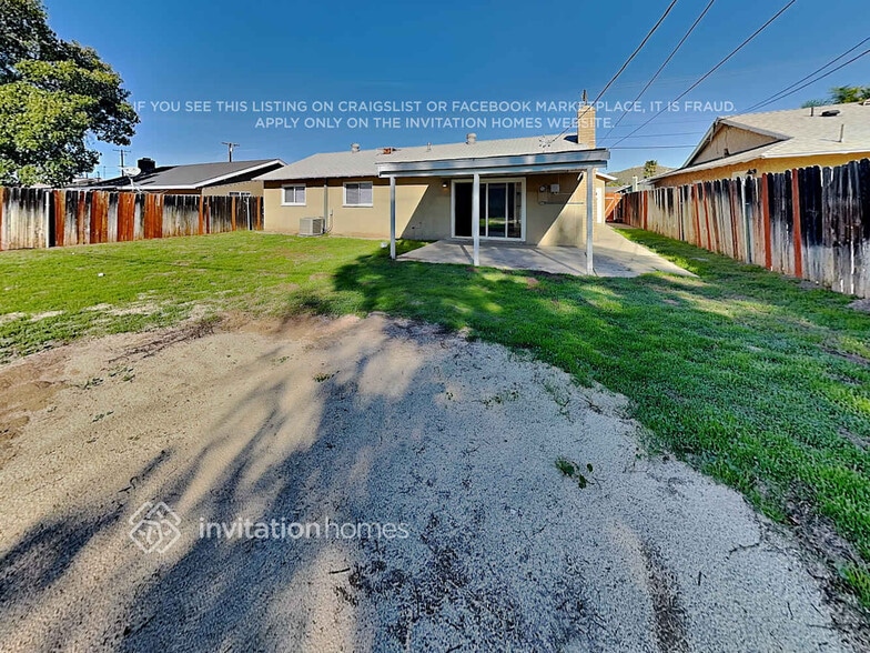 Building Photo - 10480 Hole Ave