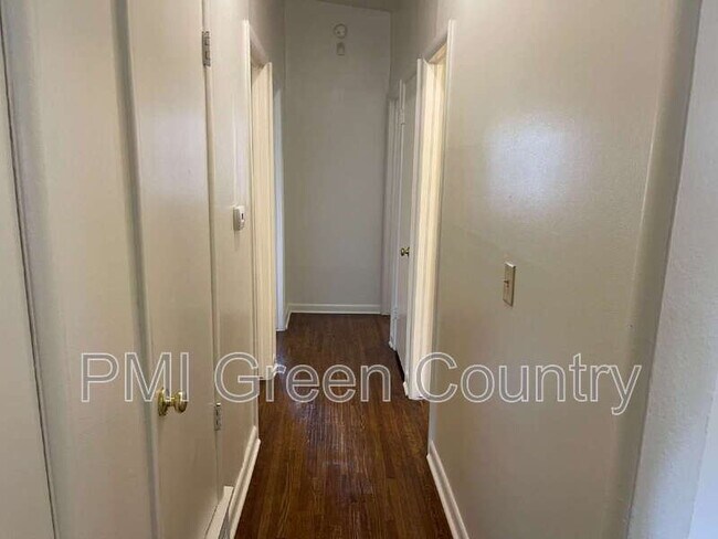 Building Photo - 5430 N Frankfort Pl