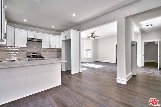 Building Photo - 826 S Park View St