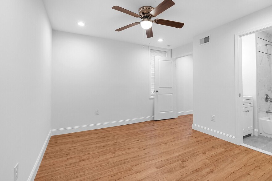 Building Photo - 3876 Lancaster Ave