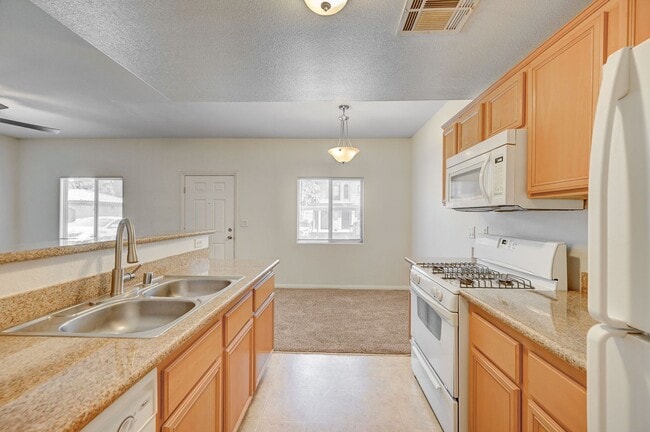 Building Photo - Charming 3-bed, 2-bath Downstairs Unit