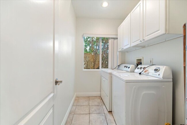 Building Photo - 637 N Fairview St