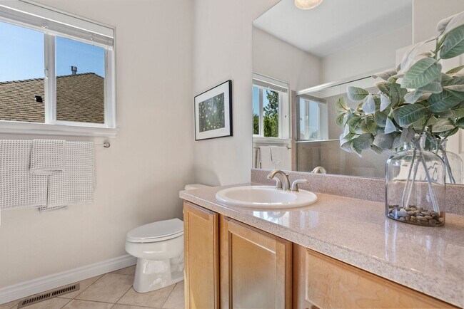 Building Photo - Charming Awbrey Butte Home Available NOW