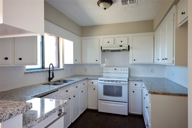 Building Photo - 315 Twin Lakes Blvd W