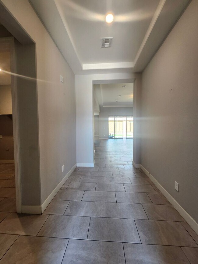 Building Photo - Single Family Home-  5 bedrooms 3 Baths